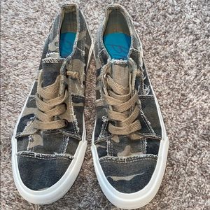 Blowfish hunter green size 9.5